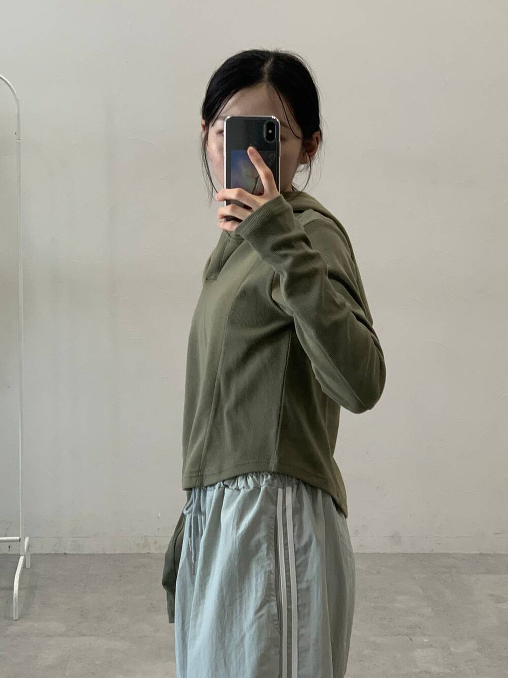 グレー系のその他パンツ、グリーン系のTシャツ/カットソーを着用したレディースの秋コーディネートの6枚目の写真