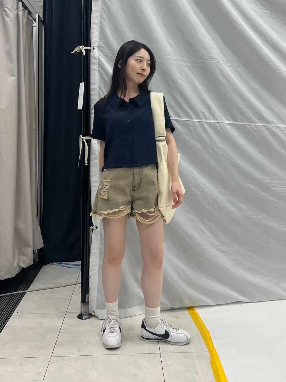 グレー系のデニムパンツ、ブルー系のシャツ/ブラウスを着用したレディースの夏コーディネートの2枚目の写真