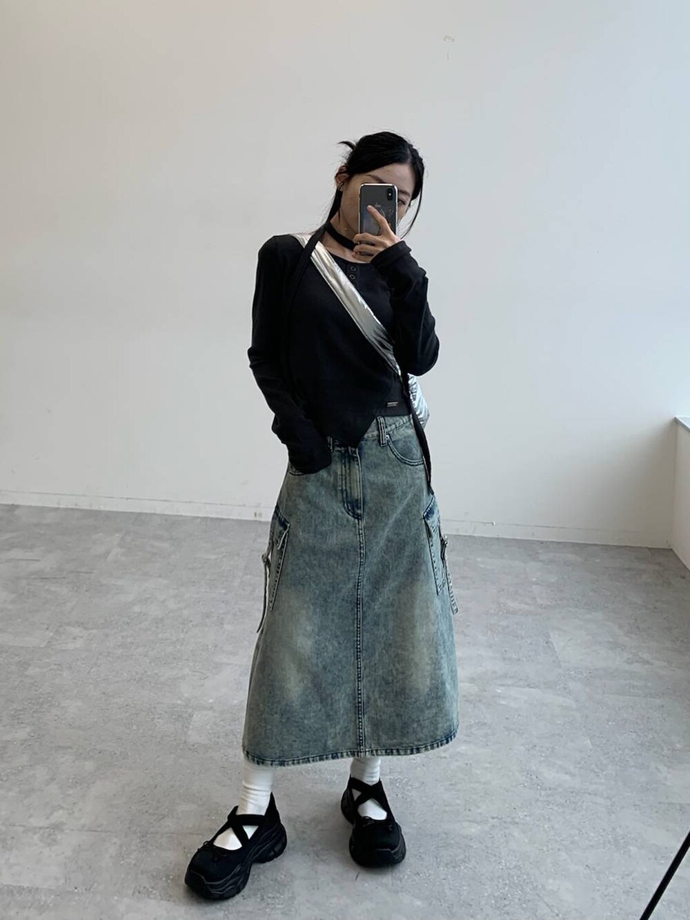 その他のショルダーバッグ、ブルー系のデニムスカート、グレー系のTシャツ/カットソーを着用したレディースの秋コーディネートの3枚目の写真