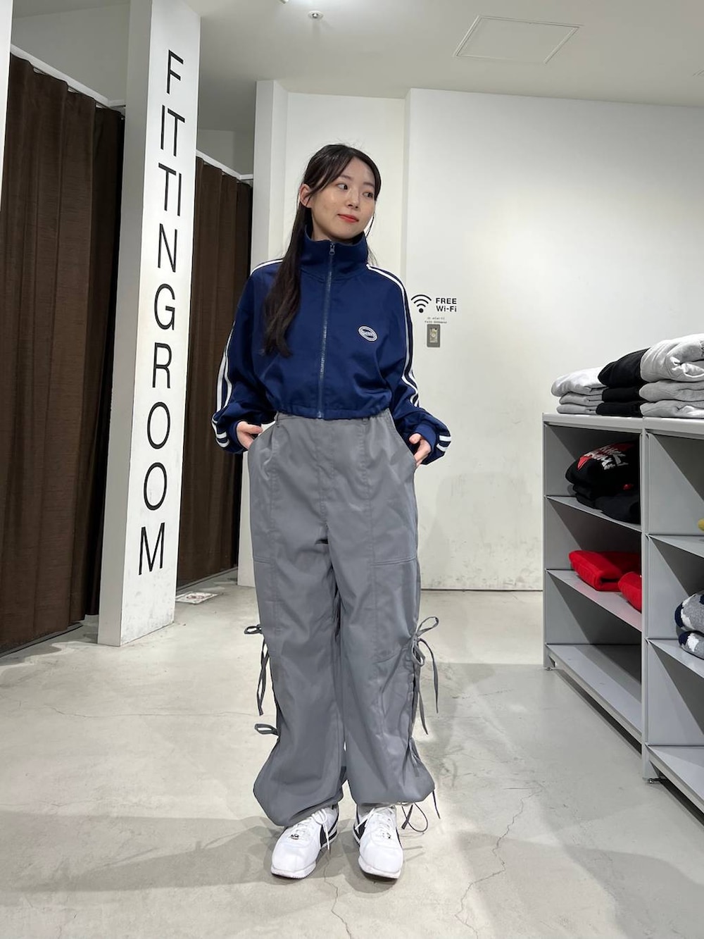 ブルー系のブルゾン、グレー系のその他パンツを着用したレディースの春コーディネートの2枚目の写真