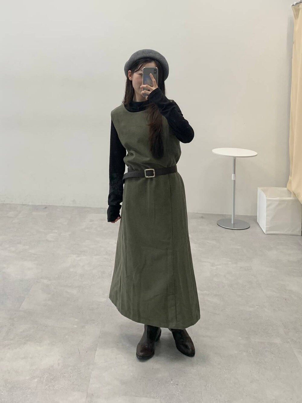 グリーン系のワンピース、ブラウン系のベルト、グレー系のハンチング/ベレー帽を着用したレディースの秋コーディネートの2枚目の写真