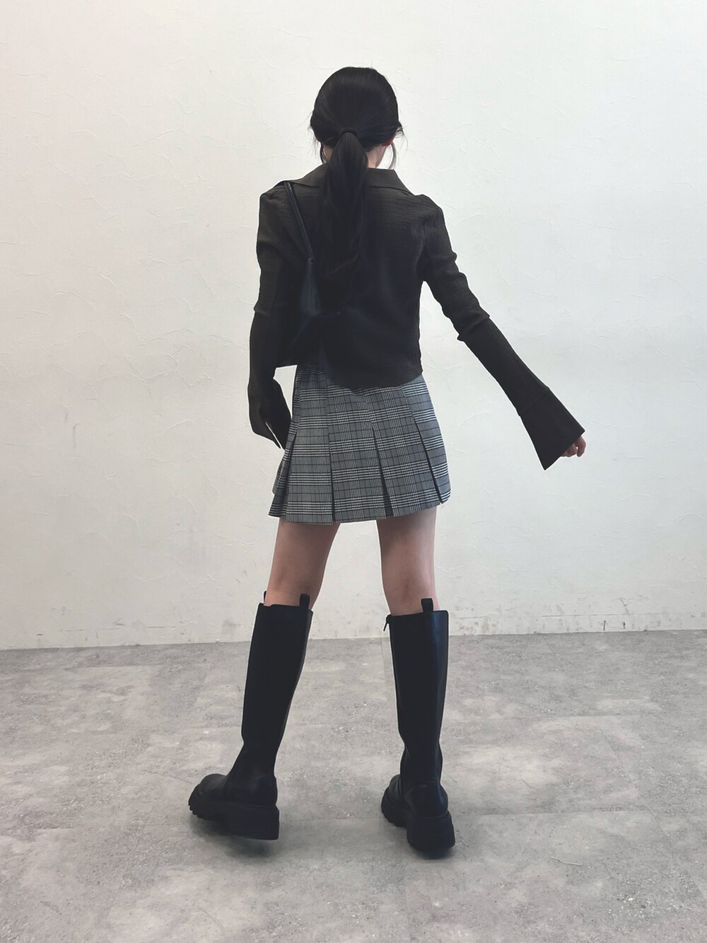 「ブーツ、秋服まるっと大公開、秋のコーデ、大人カジュアル、秋服準備はじめました、シンプル、低身長女子、低身長、韓国ファッション、骨格ウェーブ、韓国コーデ、ミニスカート、カーディガン」｜「Heatherのカップツキリブキャミ２　279752（キャミソール、ホワイト系）」を使った、みれいさん（レディース・150cm）の秋コーディネートの3枚目の写真