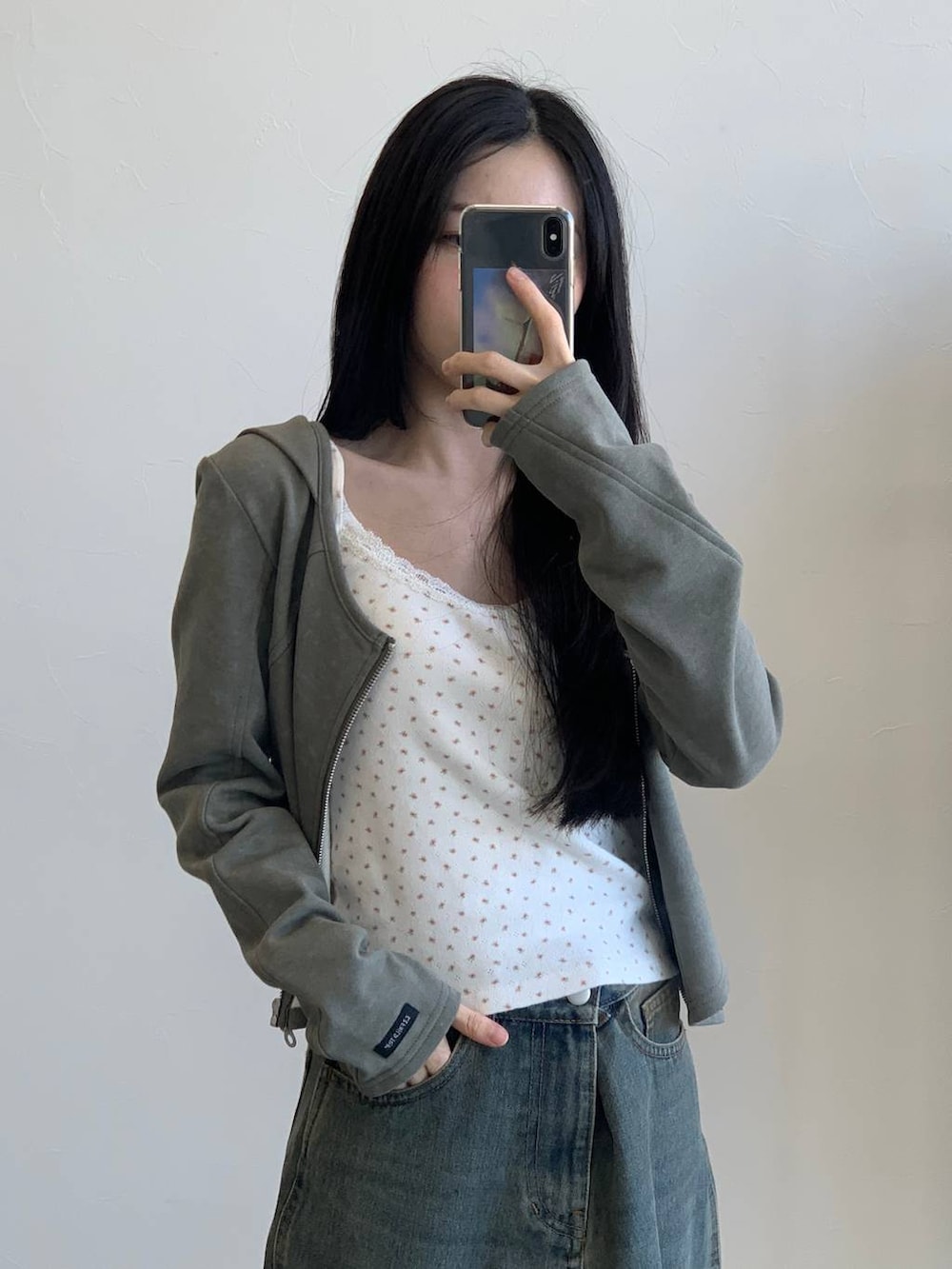 ブルー系のデニムパンツ、グレー系のパーカーを着用したレディースの冬コーディネートの8枚目の写真