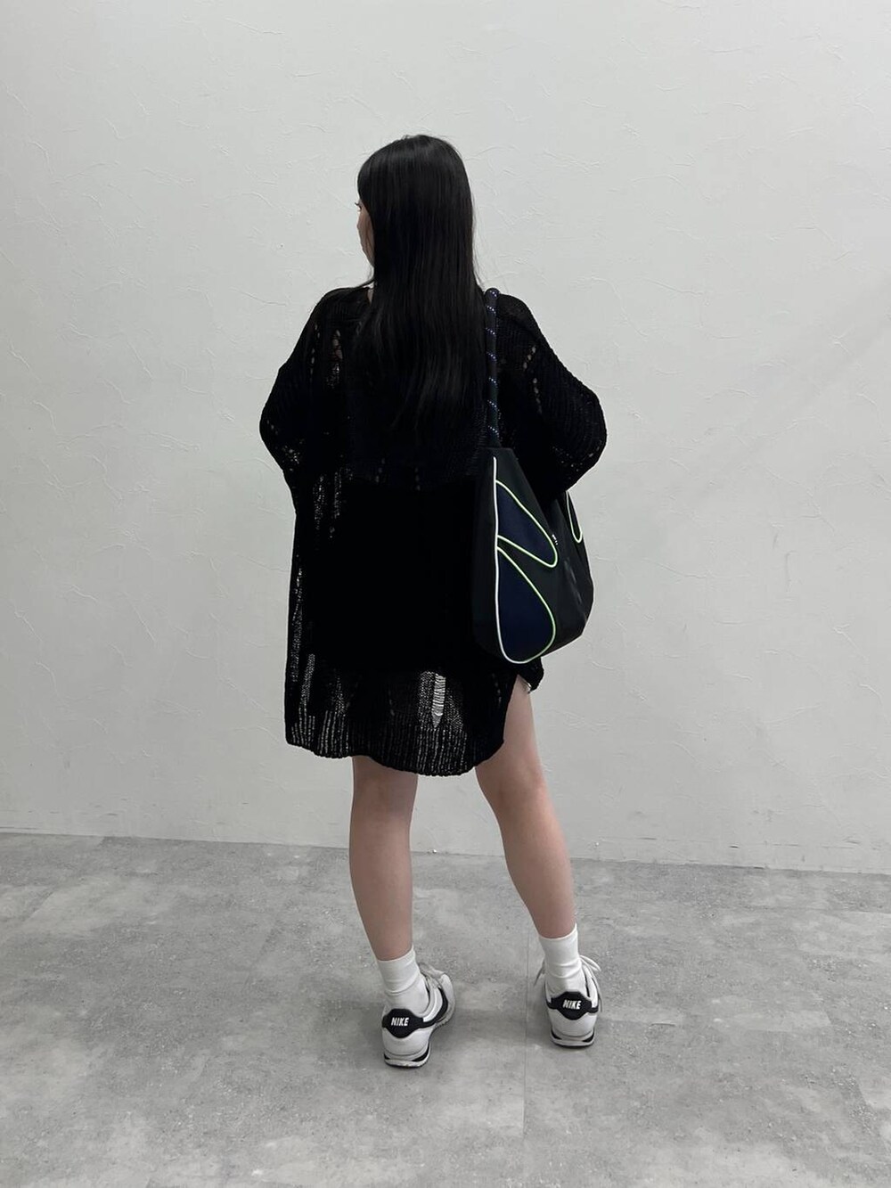 ブラック系のスカート、ブラック系のニット/セーターを着用したレディースの夏コーディネートの4枚目の写真