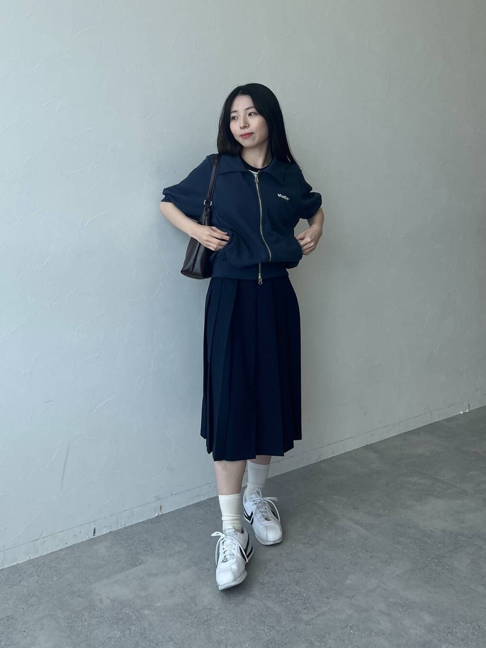 ブルー系のスウェット、ホワイト系のTシャツ/カットソー、ブルー系のスカートを着用したレディースの春コーディネートの3枚目の写真