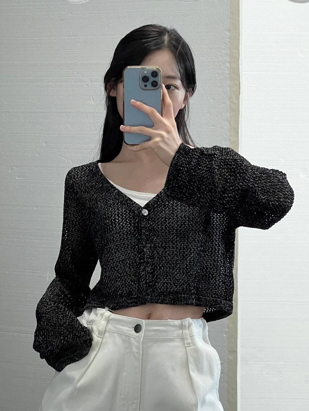 ホワイト系のその他パンツ、ブラック系のカーディガン/ボレロを着用したレディースの秋コーディネートの7枚目の写真