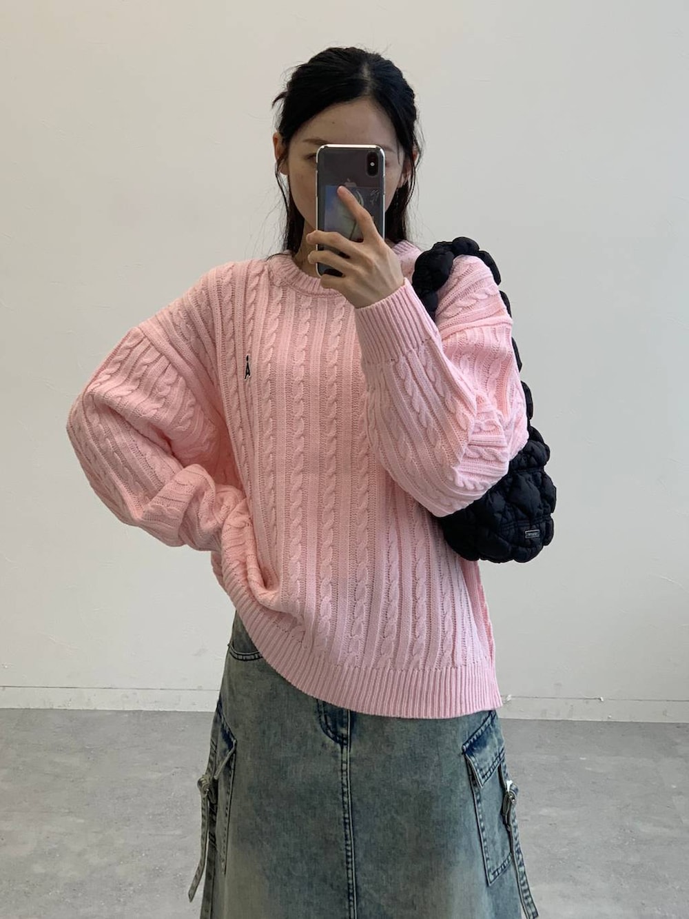 ブラック系のサンダル、ブラック系のショルダーバッグ、ブルー系のデニムスカートを着用したレディースの秋コーディネートの5枚目の写真