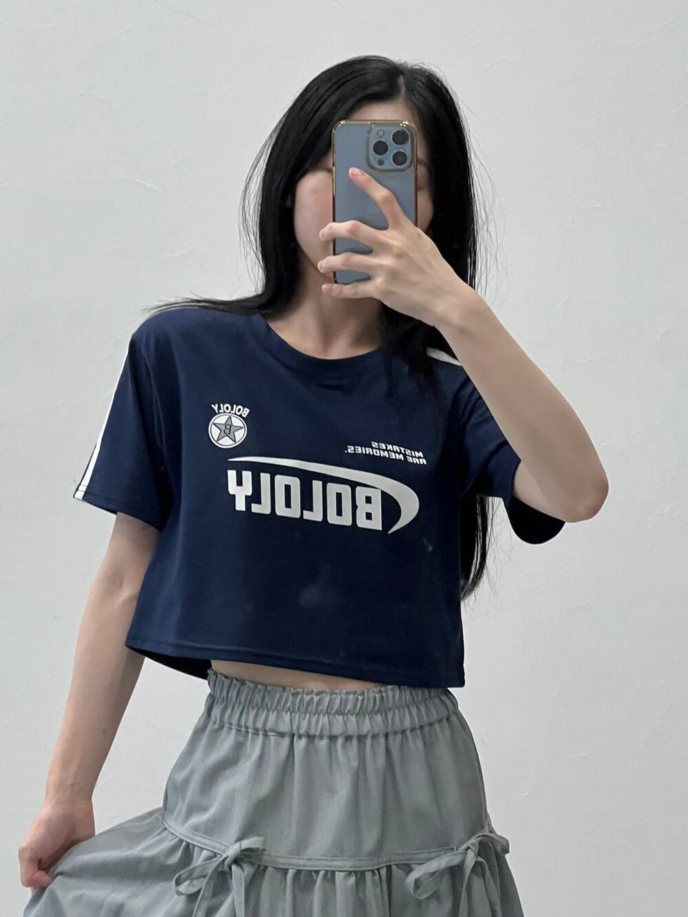 グレー系のスカート、ブルー系のTシャツ/カットソーを着用したレディースの夏コーディネートの8枚目の写真