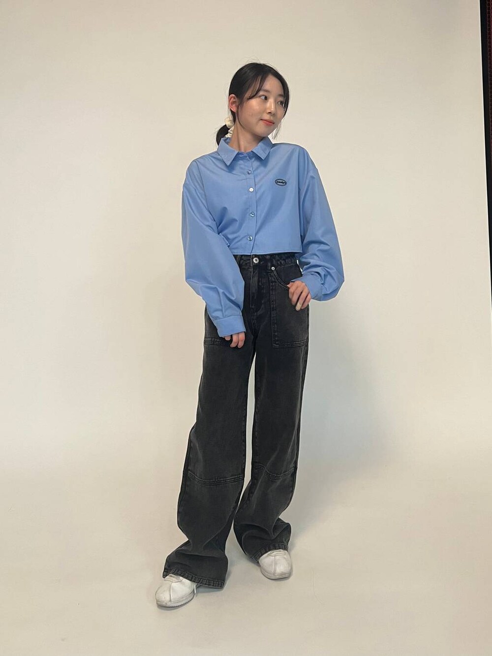 ブルー系のシャツ/ブラウス、ブラック系のデニムパンツを着用したレディースの春コーディネートの8枚目の写真