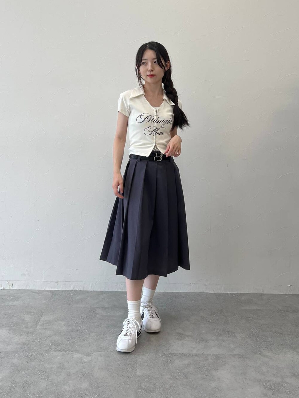 グレー系のスカート、ホワイト系のTシャツ/カットソーを着用したレディースの夏コーディネートの2枚目の写真