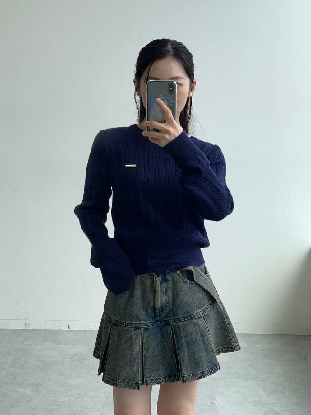 ブルー系のTシャツ/カットソー、ブルー系のデニムスカートを着用したレディースの秋コーディネートの6枚目の写真