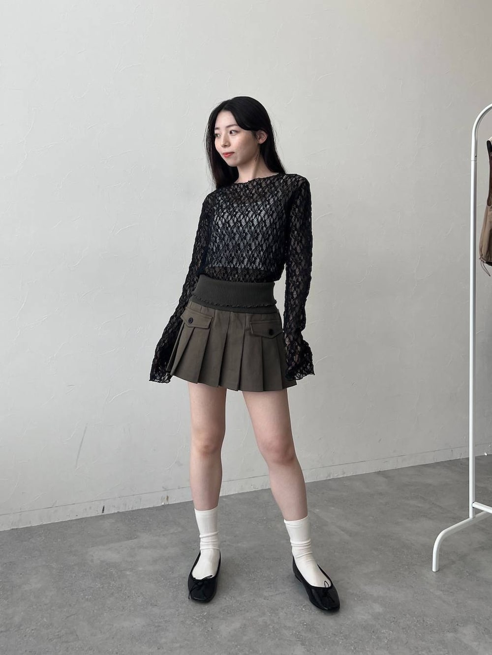 ベージュ系のベスト、ブラック系のTシャツ/カットソーを着用したレディースの春コーディネートの4枚目の写真