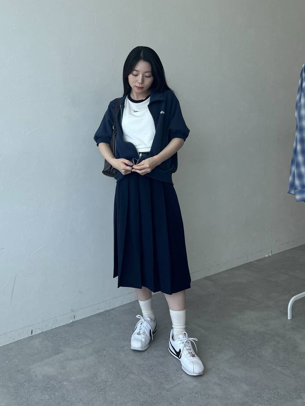 ブルー系のスウェット、ホワイト系のTシャツ/カットソー、ブルー系のスカートを着用したレディースの春コーディネートの4枚目の写真