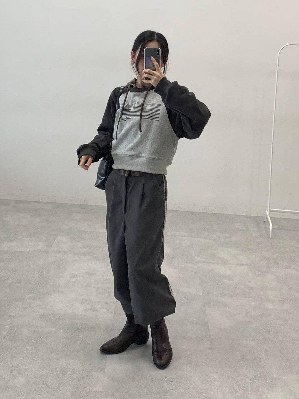 ブラウン系のシャツ/ブラウス、グレー系のスウェット、グレー系のスラックスを着用したレディースの秋コーディネートの4枚目の写真