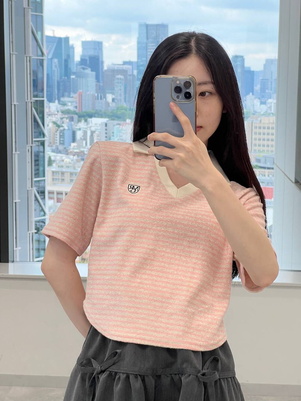 グレー系のスカート、ピンク系のTシャツ/カットソーを着用したレディースの夏コーディネートの4枚目の写真