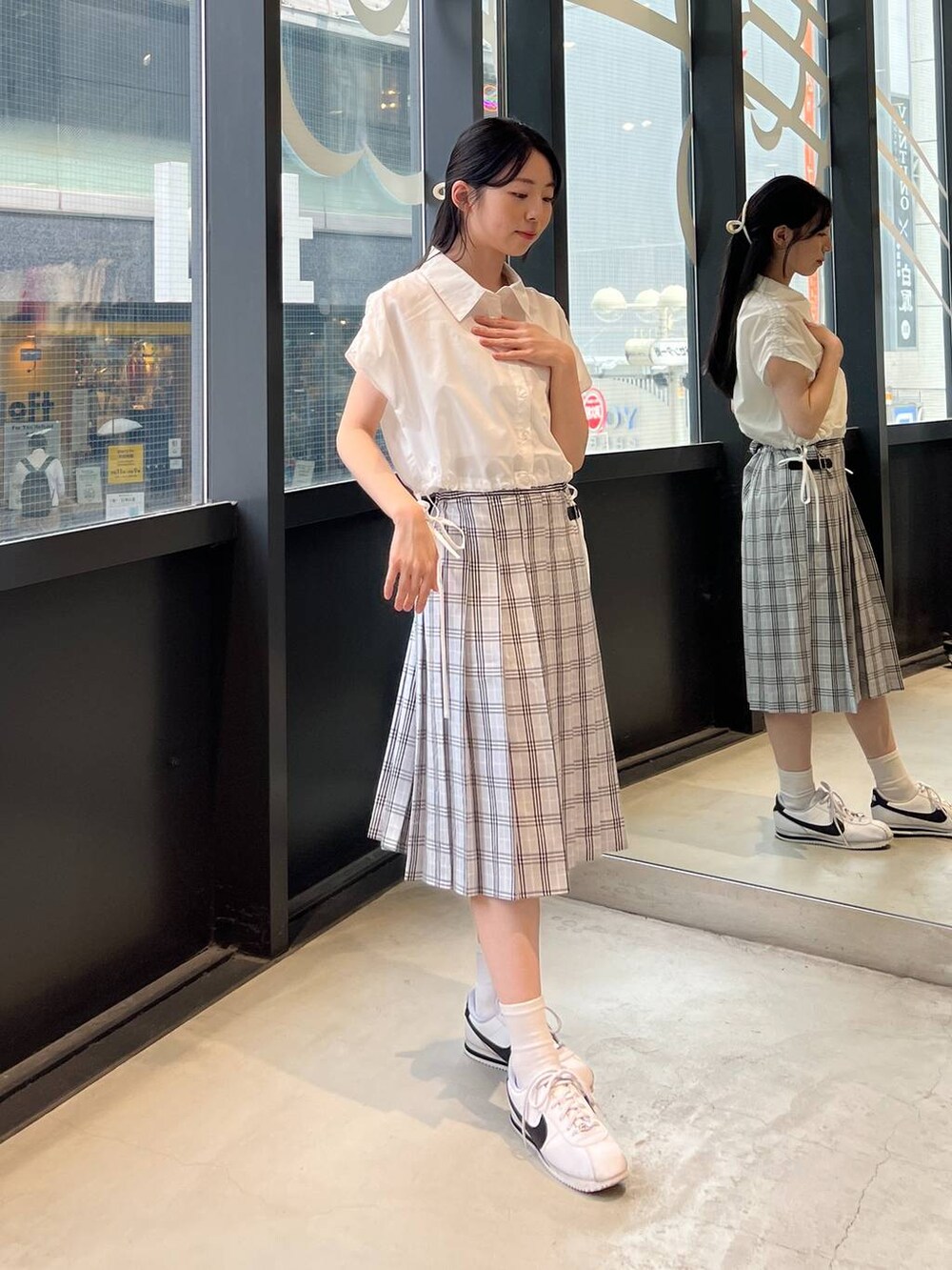 ホワイト系のシャツ/ブラウス、ブルー系のスカートを着用したレディースの夏コーディネートの3枚目の写真