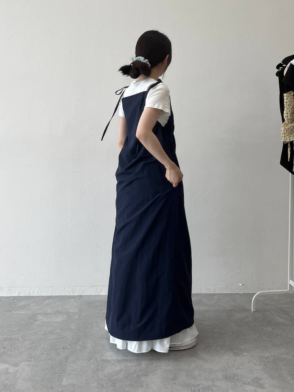 ホワイト系のスカート、ブルー系のワンピースを着用したレディースの夏コーディネートの2枚目の写真