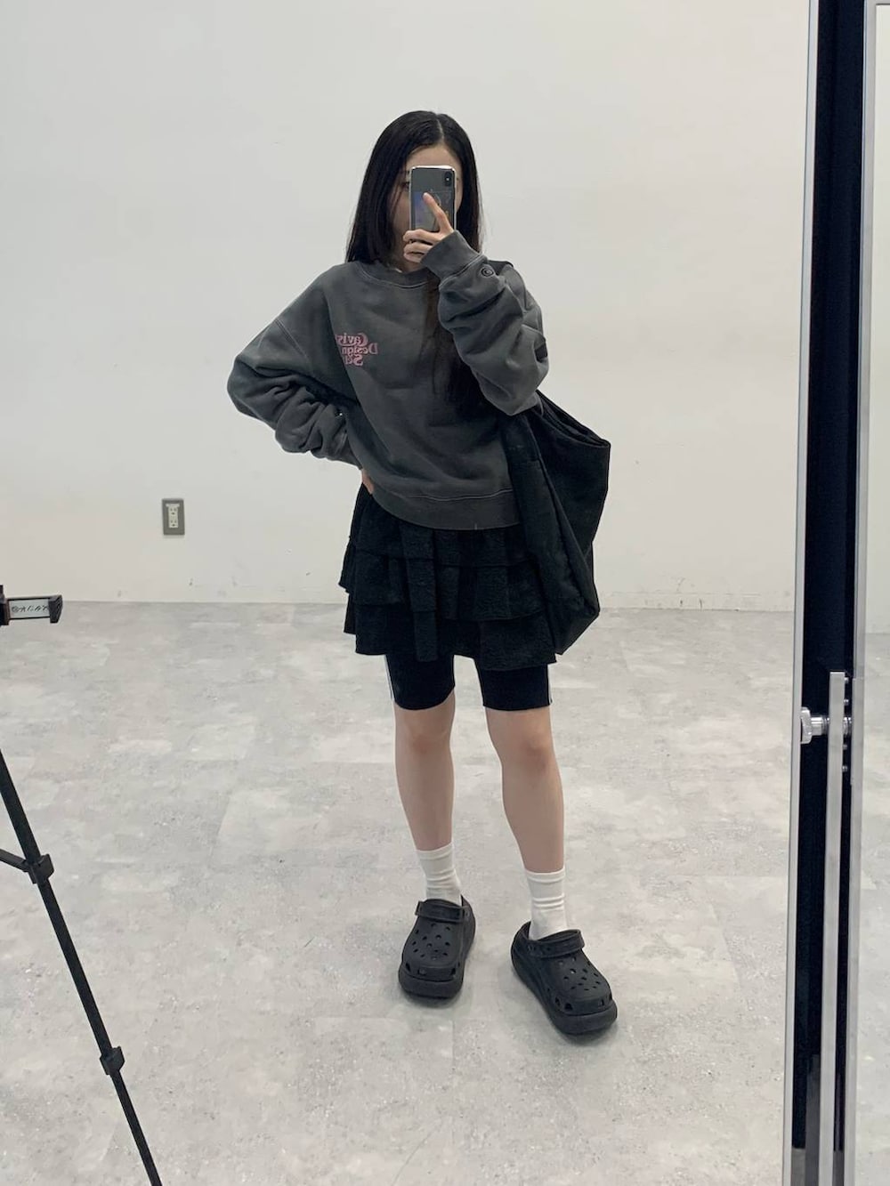 ブラック系のサンダル、ブラック系のショルダーバッグ、ブラック系のスカートを着用したレディースの秋コーディネートの3枚目の写真