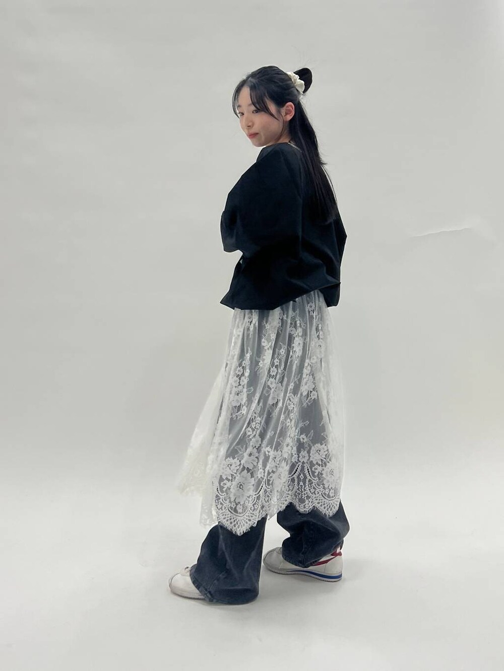 ブラック系のTシャツ/カットソーを着用したレディースの春コーディネートの4枚目の写真