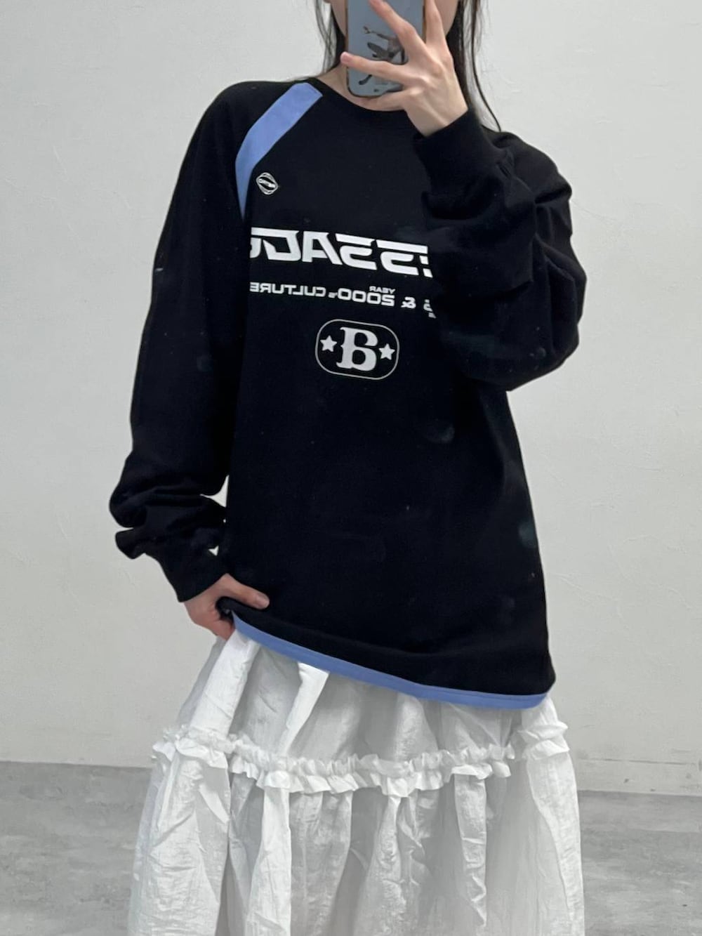グレー系のトートバッグ、ブラック系のTシャツ/カットソーを着用したレディースの春コーディネートの5枚目の写真