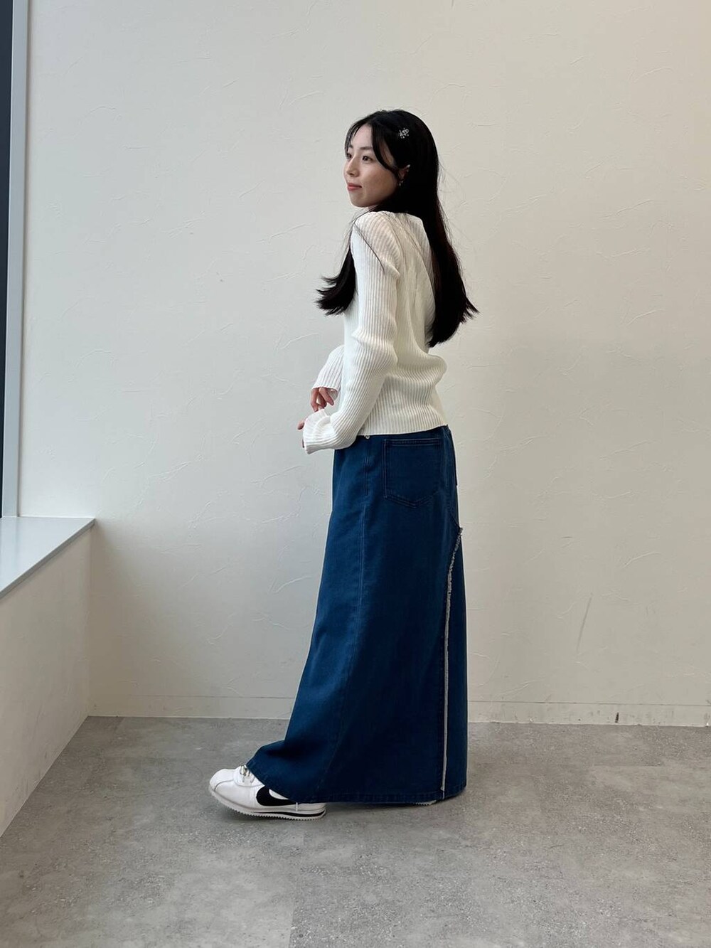 ブルー系のスカート、ベージュ系のカーディガン/ボレロを着用したレディースの春コーディネートの3枚目の写真