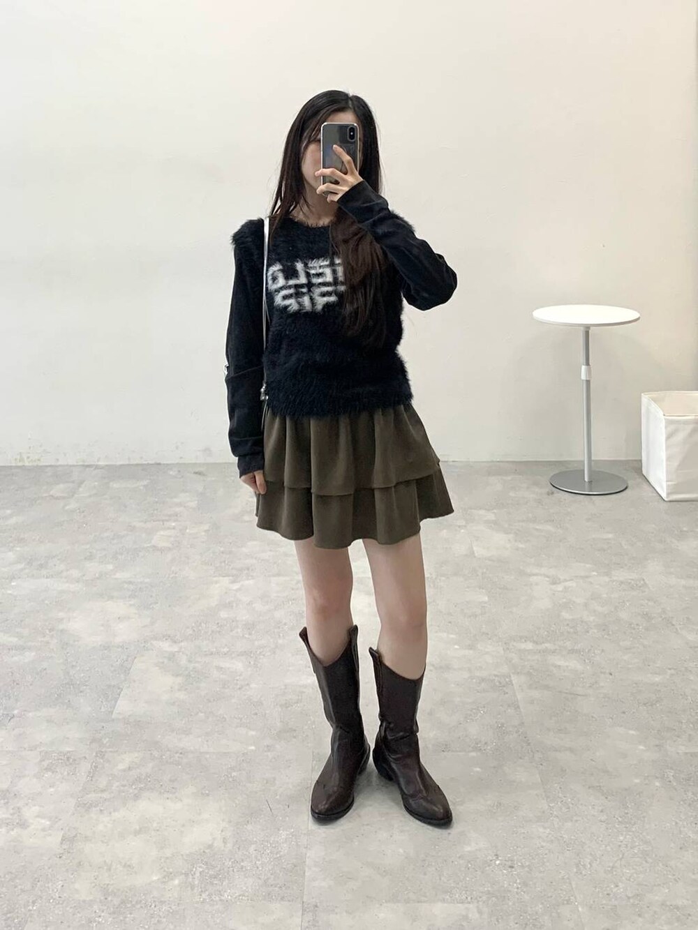 「低身長、韓国系、休日コーデ、フェミニン、カジュアル、ALAND、スカート、おでかけ、韓国ファッション、ベスト、ミニスカート、パーカー、冬コーデ」｜「3.3 Field Trip の3.3 Field Trip／ピグメントパーカー（Tシャツ/カットソー、ブラック系）」を使った、みれいさん（レディース・150cm）の冬コーディネートの2枚目の写真
