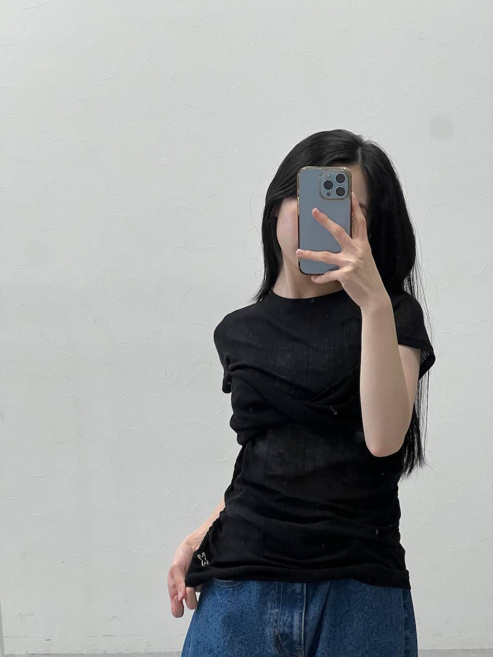 グリーン系のトートバッグ、ブルー系のデニムパンツ、ブラック系のTシャツ/カットソーを着用したレディースの夏コーディネートの5枚目の写真