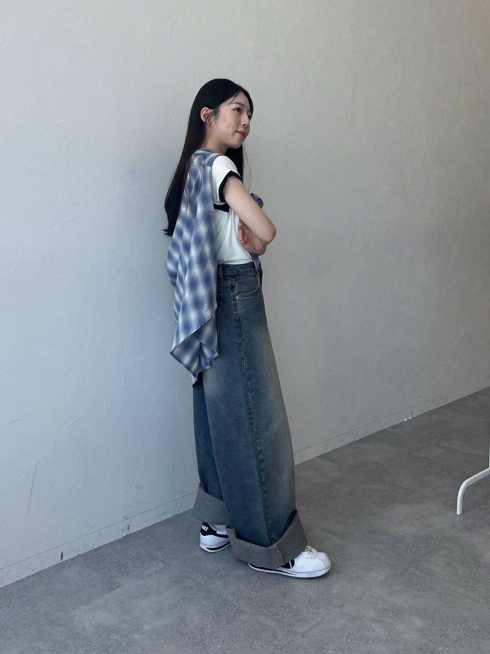 ブルー系のシャツ/ブラウス、ブルー系のデニムパンツ、ホワイト系のTシャツ/カットソーを着用したレディースの春コーディネートの4枚目の写真