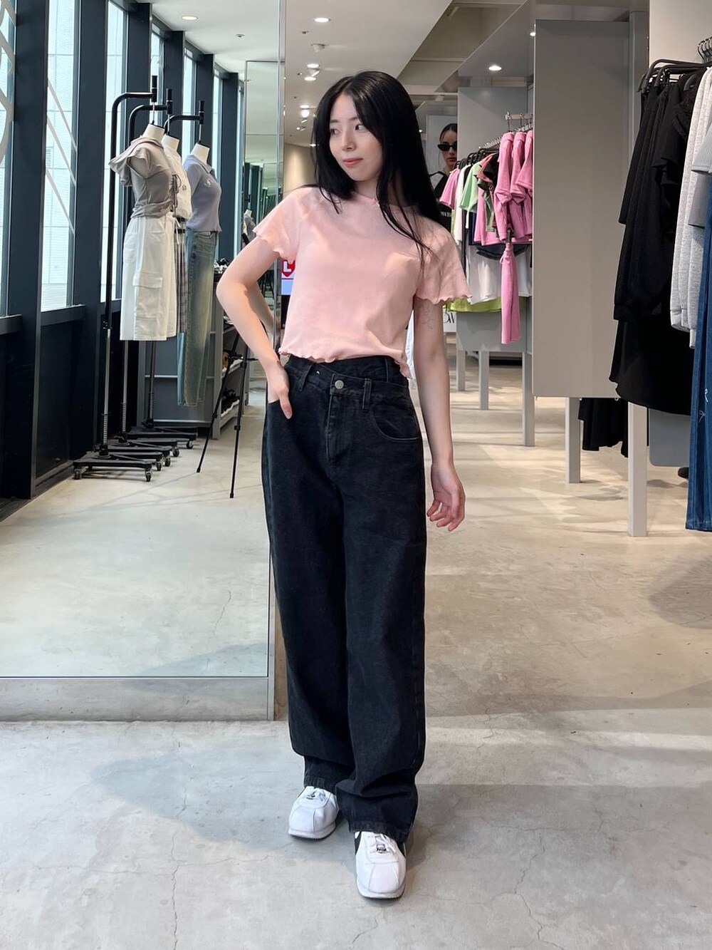 ブラック系のデニムパンツ、ピンク系のTシャツ/カットソーを着用したレディースの夏コーディネートの2枚目の写真