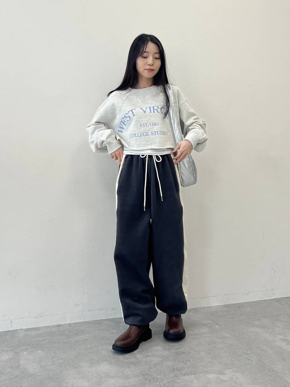 グレー系のTシャツ/カットソー、その他のショルダーバッグ、グレー系のスウェットパンツを着用したレディースの冬コーディネートの6枚目の写真