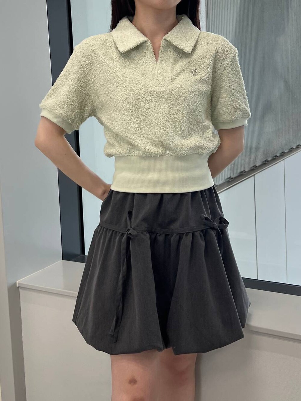 グレー系のスカート、グリーン系のTシャツ/カットソーを着用したレディースの夏コーディネートの8枚目の写真