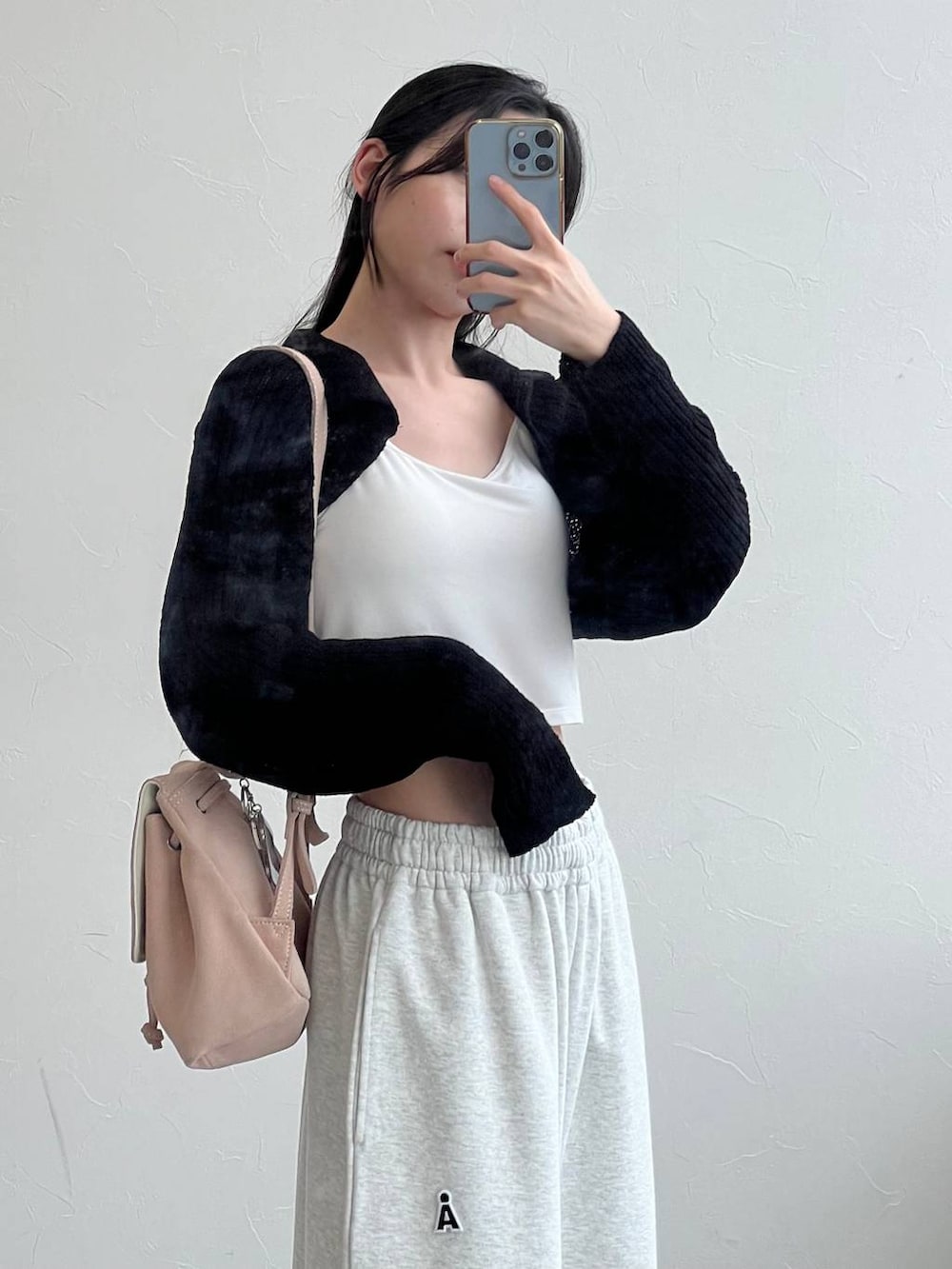 グレー系のスウェットパンツ、ブラック系のスウェットを着用したレディースの夏コーディネートの8枚目の写真