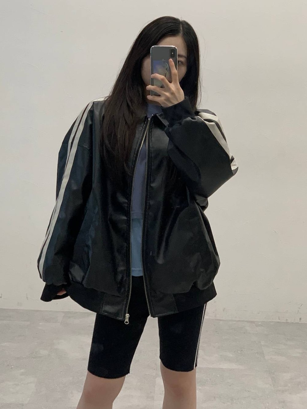 ブラック系のサンダル、ブラック系のブルゾン、ブルー系のTシャツ/カットソーを着用したレディースの秋コーディネートの5枚目の写真