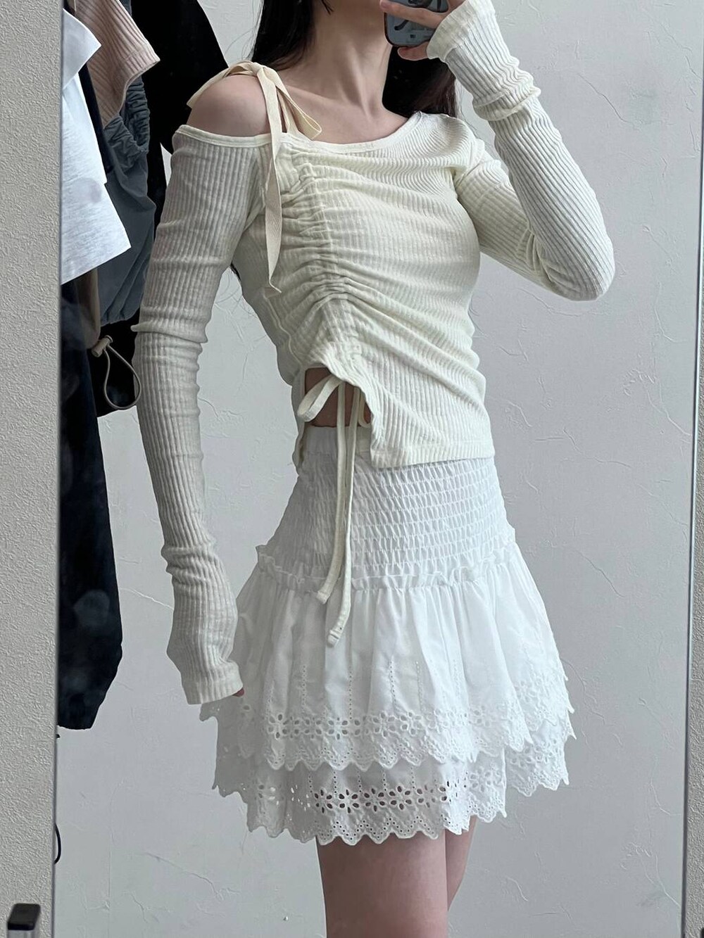 ホワイト系のスカートを着用したレディースの春コーディネートの4枚目の写真