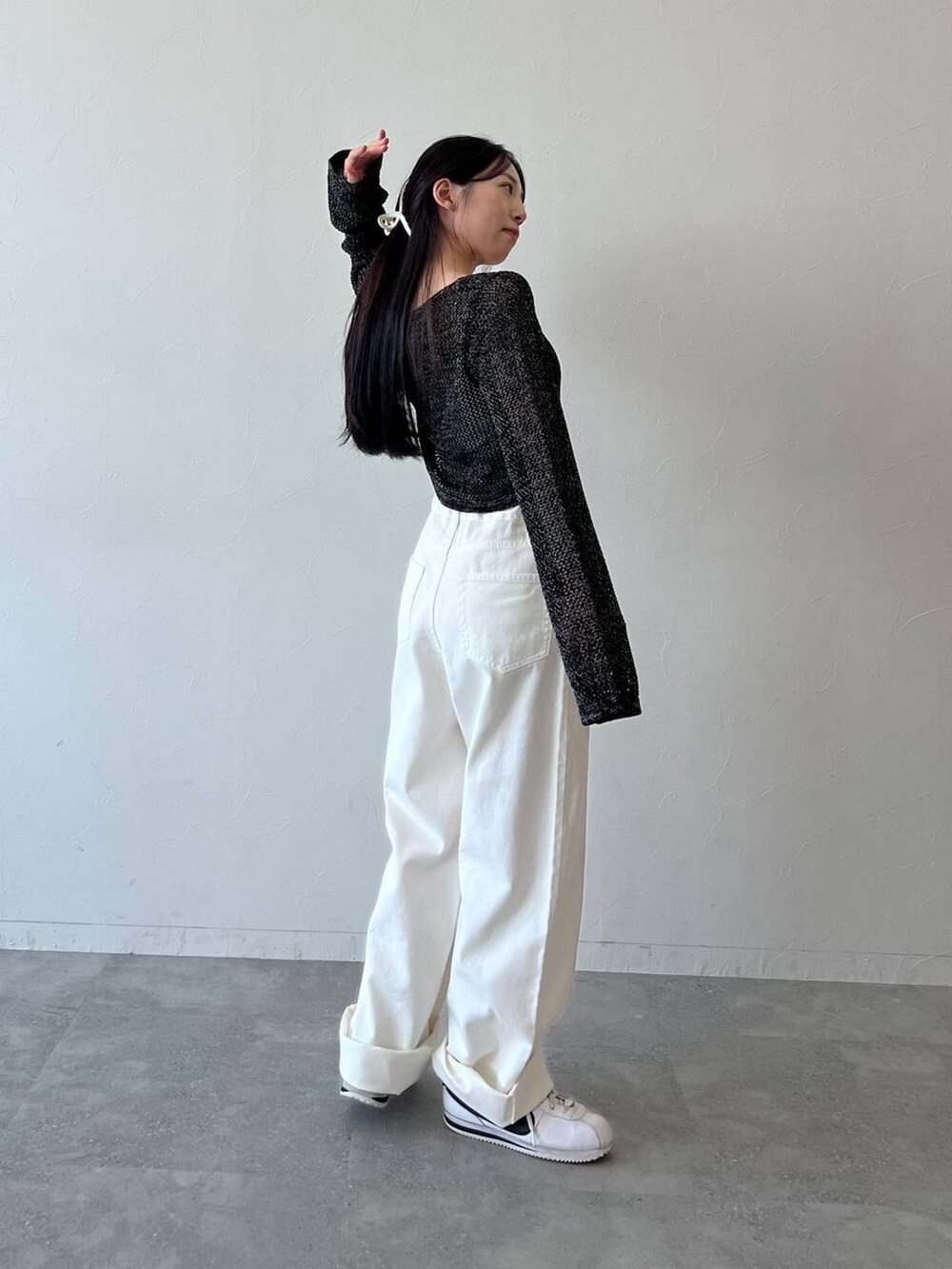 ホワイト系のその他パンツ、ブラック系のカーディガン/ボレロを着用したレディースの秋コーディネートの4枚目の写真