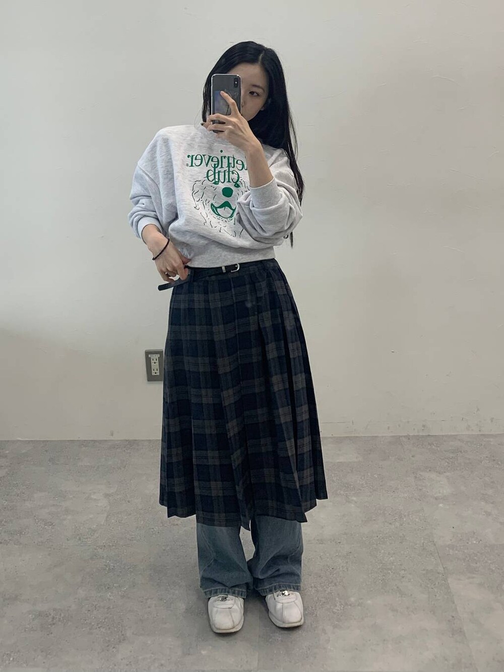 グレー系のスカート、グリーン系のスウェットを着用したレディースの秋コーディネートの5枚目の写真