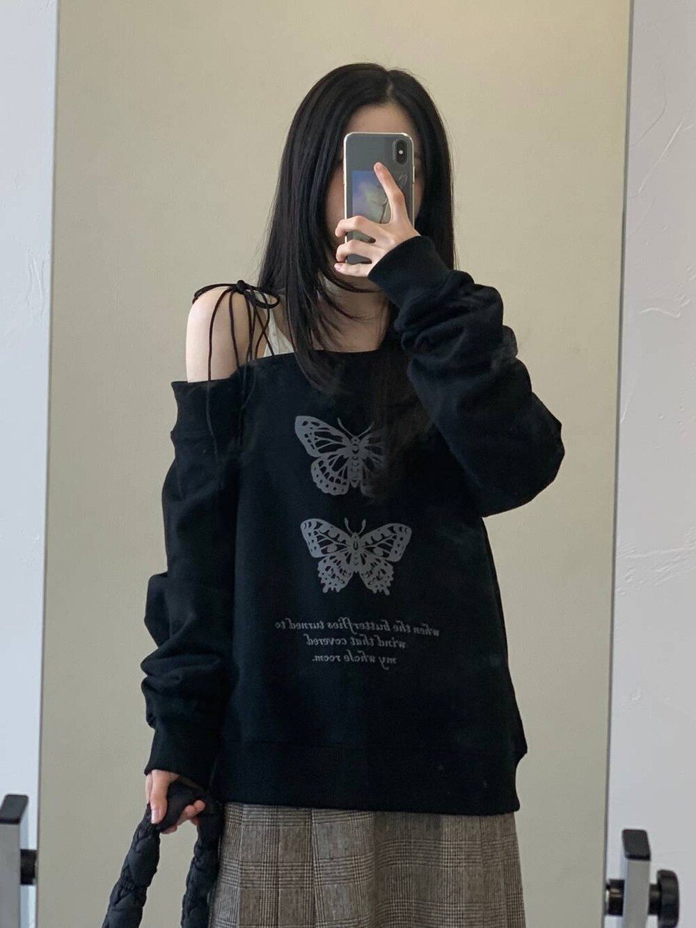 ブラック系のショルダーバッグ、ブラウン系のスカート、ブラック系のスウェットを着用したレディースの冬コーディネートの6枚目の写真