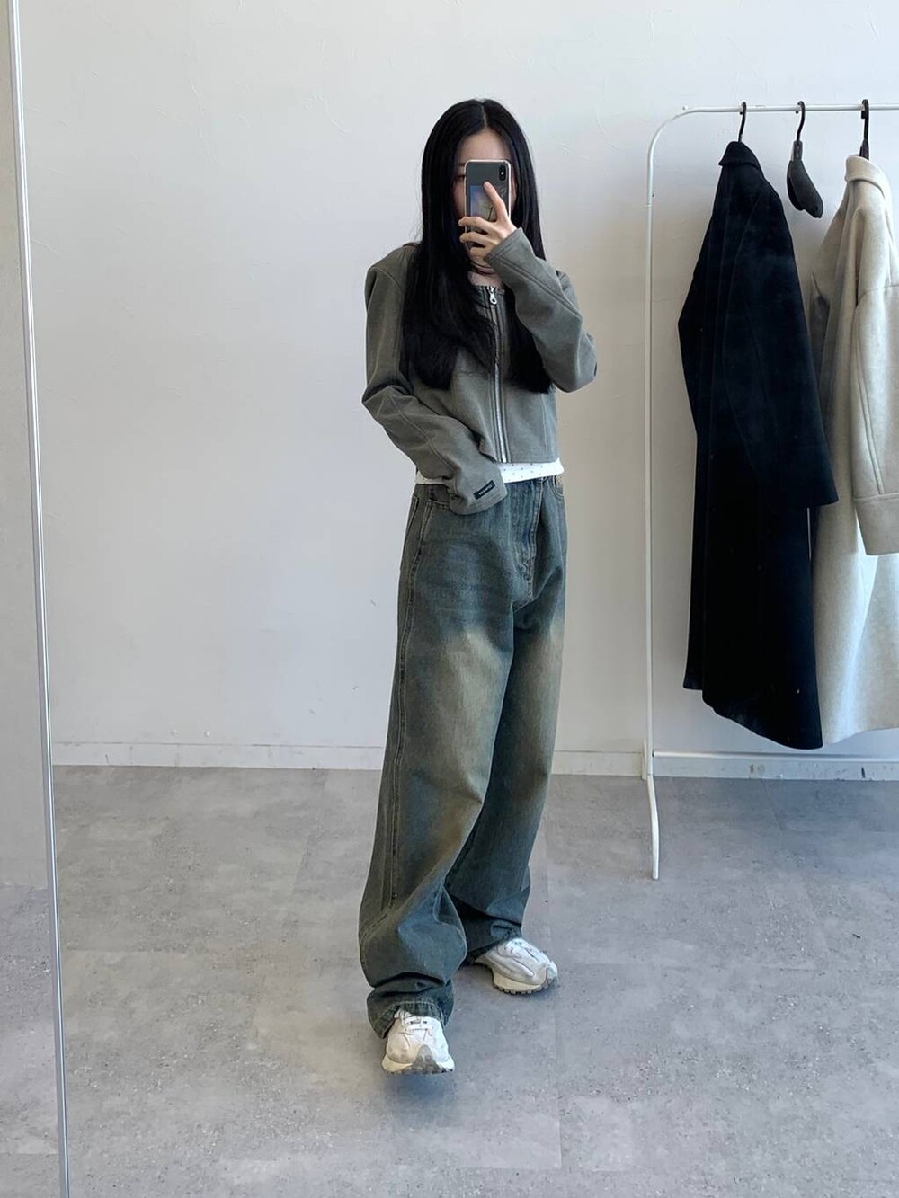 ブルー系のデニムパンツ、グレー系のパーカーを着用したレディースの冬コーディネートの4枚目の写真