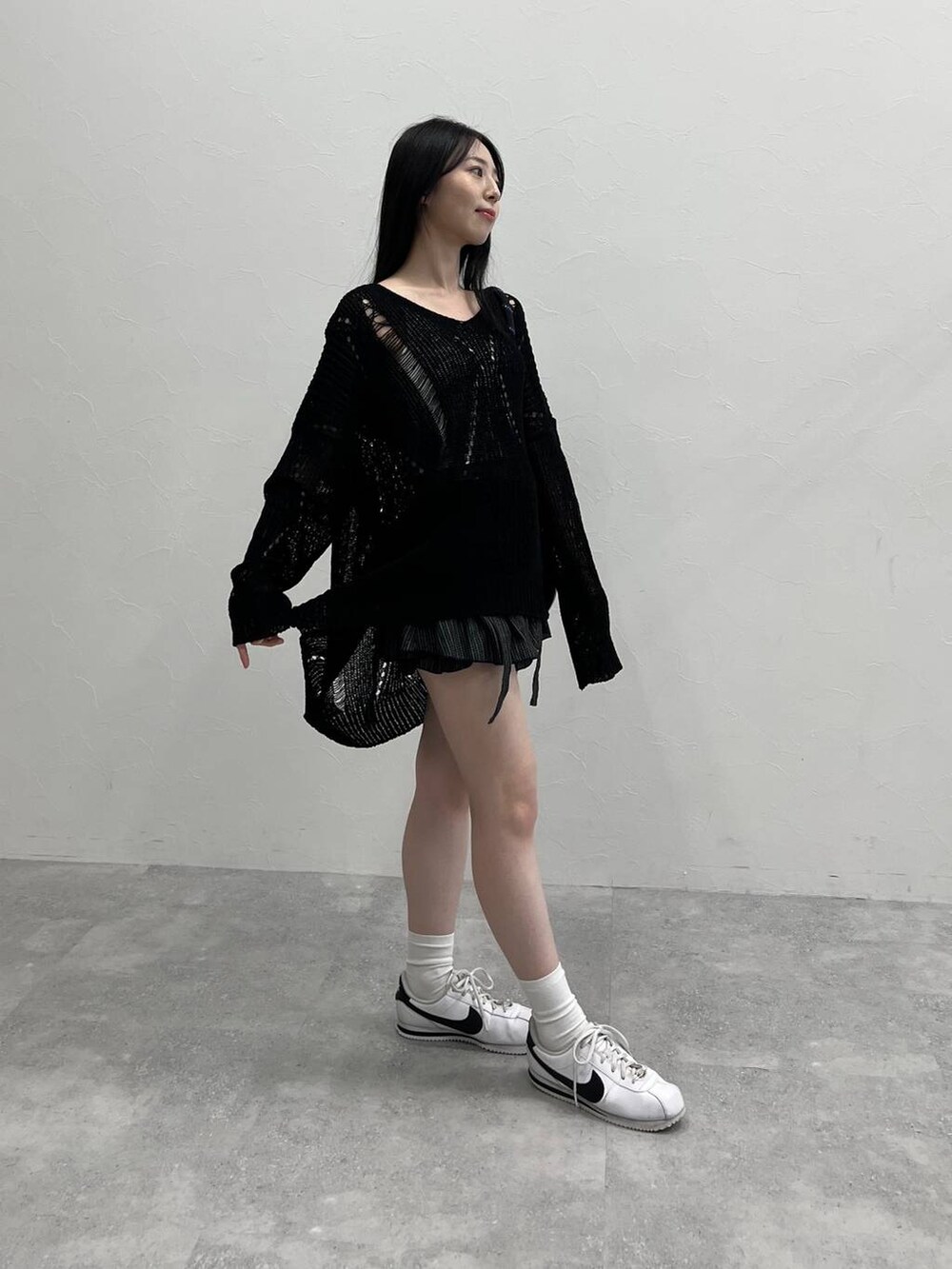 ブラック系のスカート、ブラック系のニット/セーターを着用したレディースの夏コーディネートの5枚目の写真