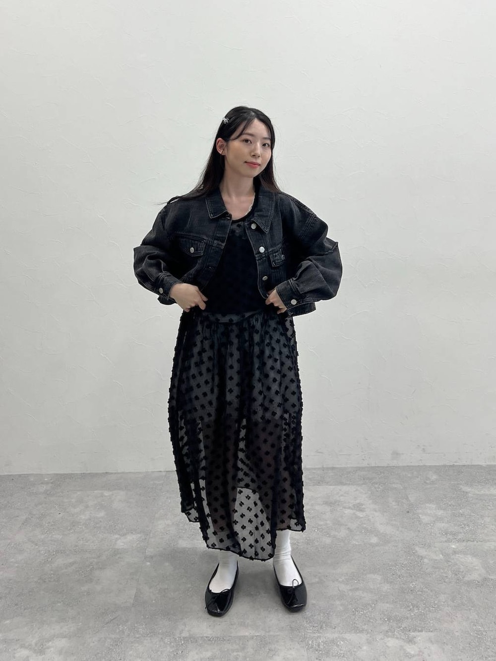 ブラック系のワンピース、ブラック系のデニムジャケットを着用したレディースの春コーディネートの9枚目の写真