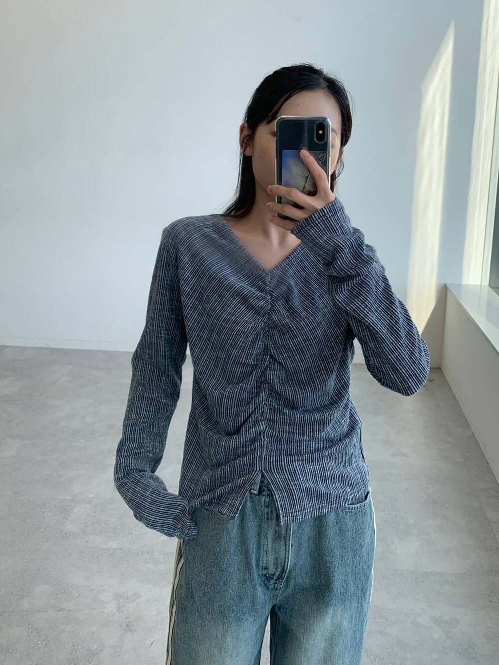 その他のデニムパンツ、ブルー系のTシャツ/カットソーを着用したレディースの秋コーディネートの5枚目の写真