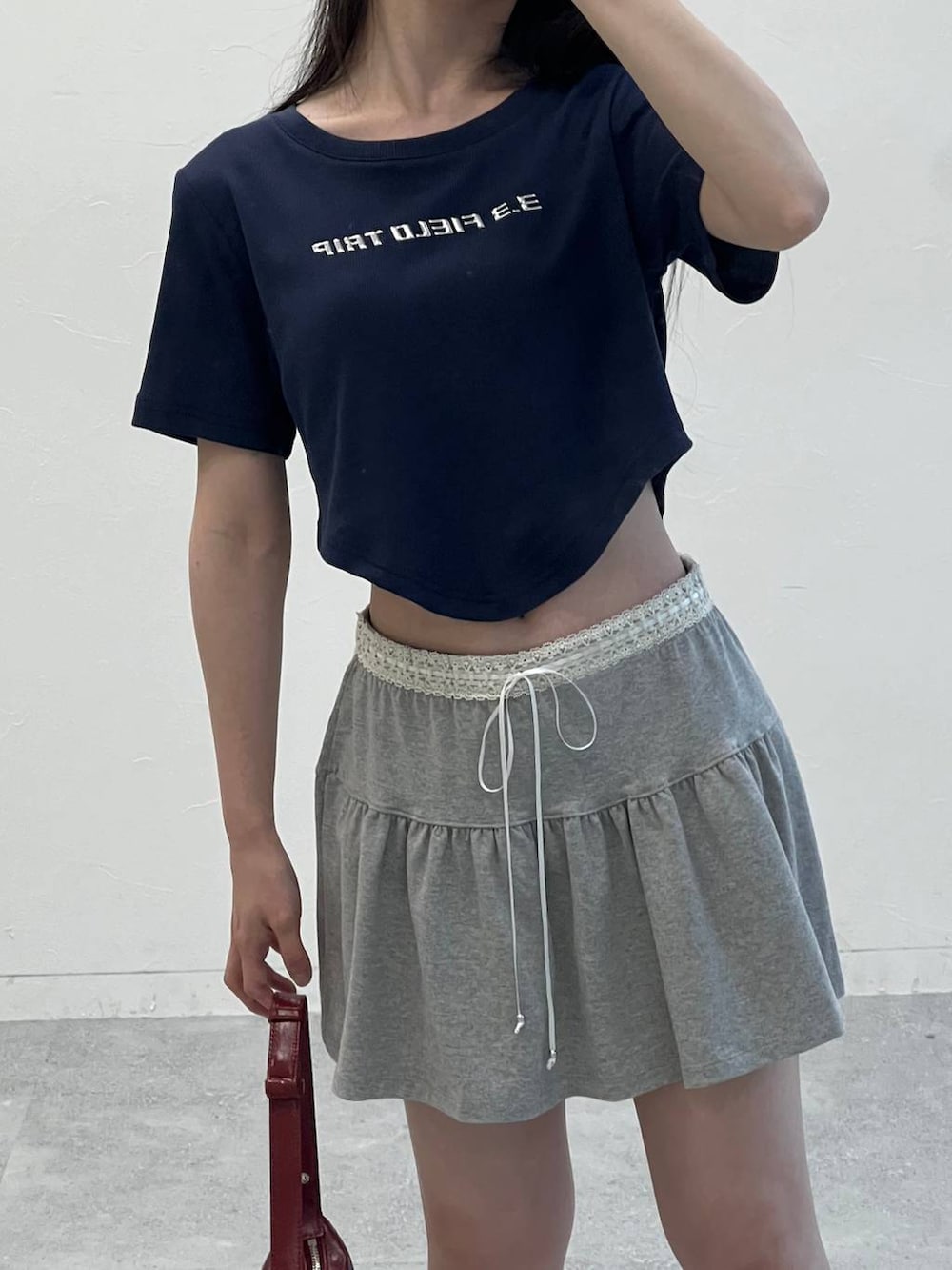 グレー系のスカート、ブルー系のTシャツ/カットソーを着用したレディースの夏コーディネートの8枚目の写真