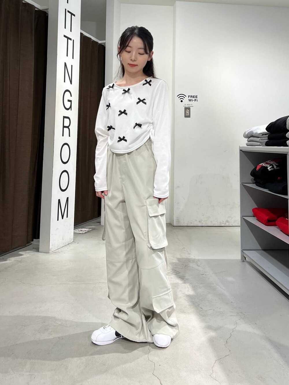 ホワイト系のTシャツ/カットソー、グレー系のカーゴパンツを着用したレディースの春コーディネートの2枚目の写真