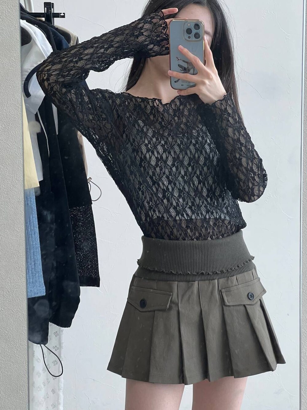 ベージュ系のベスト、ブラック系のTシャツ/カットソーを着用したレディースの春コーディネートの7枚目の写真