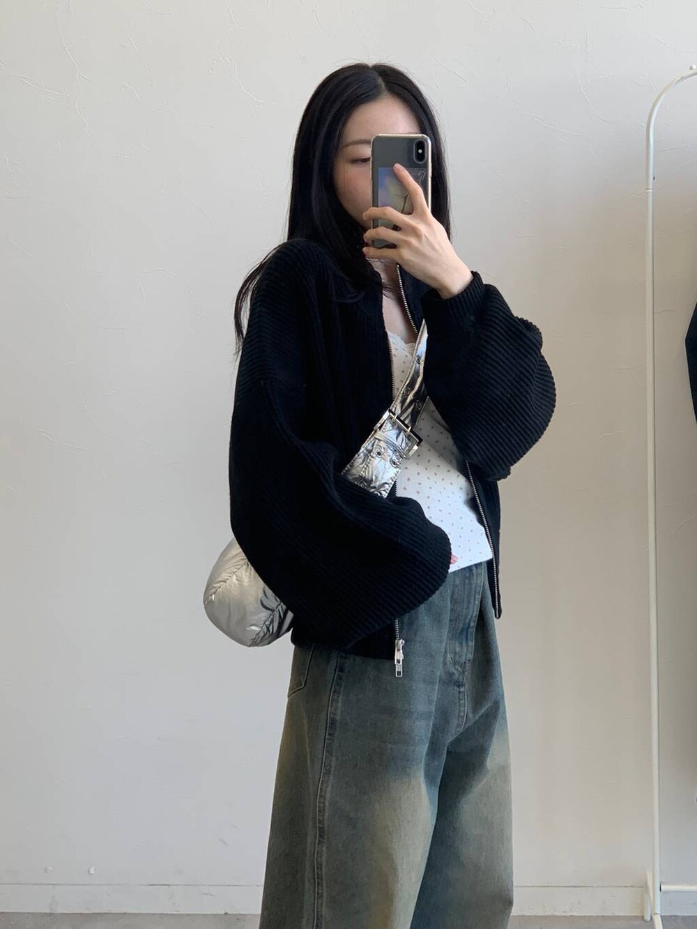 その他のショルダーバッグ、ブラック系のブルゾン、ブルー系のデニムパンツを着用したレディースの冬コーディネートの9枚目の写真