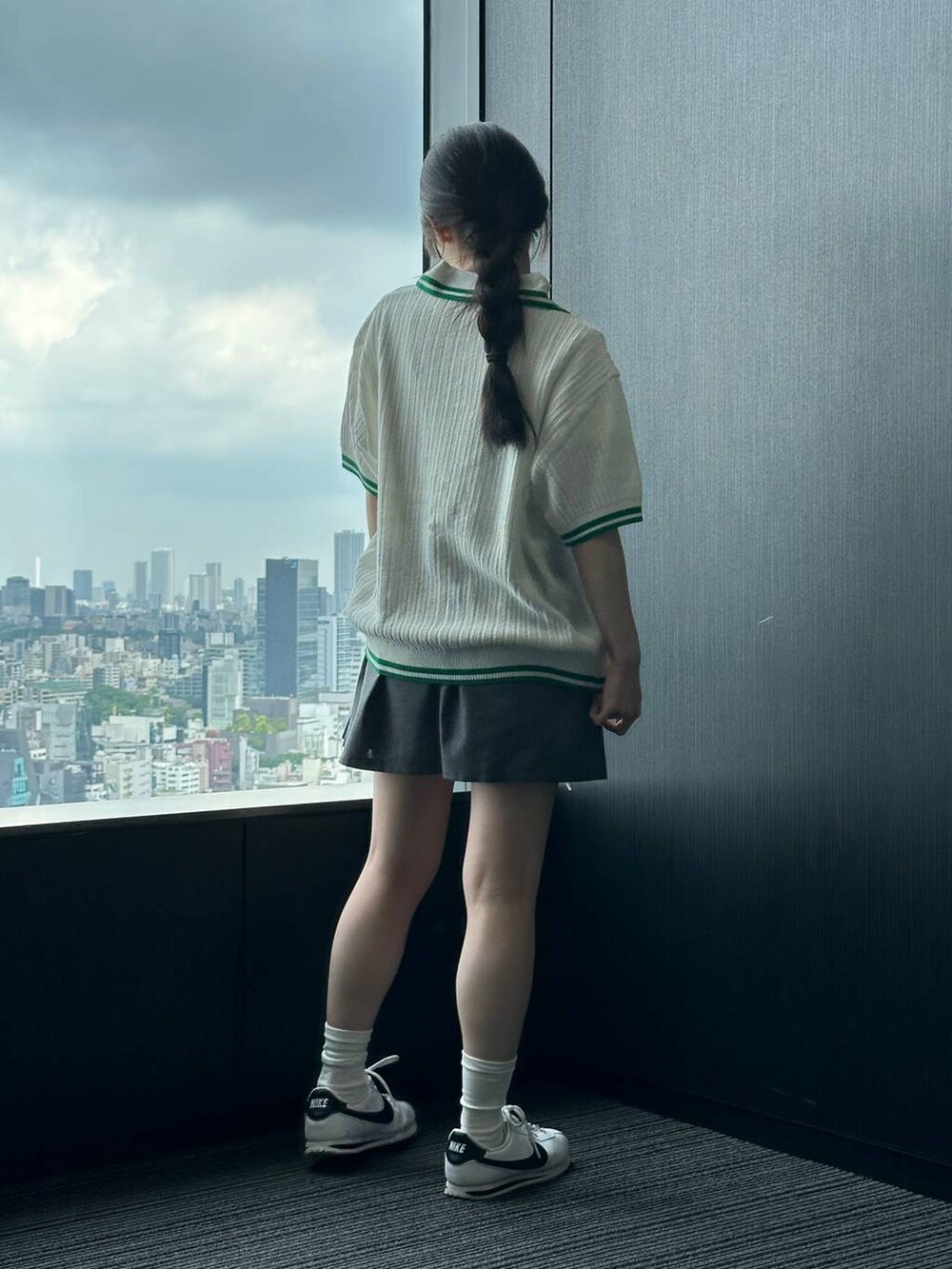 グレー系のスカート、ベージュ系のニット/セーターを着用したレディースの夏コーディネートの7枚目の写真