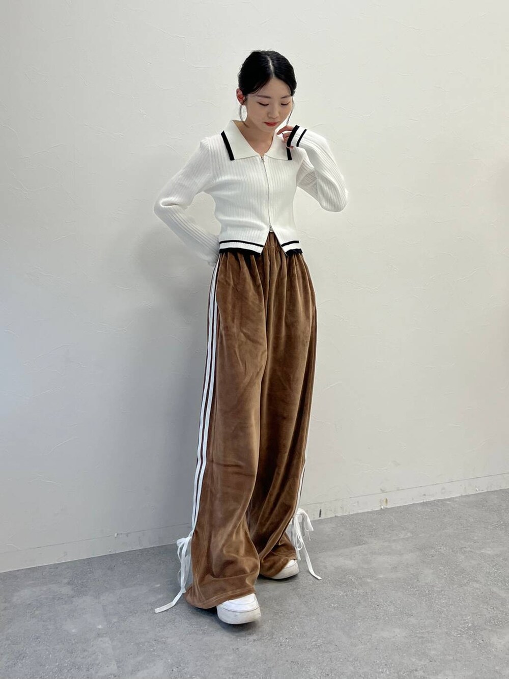 ホワイト系のカーディガン/ボレロを着用したレディースの冬コーディネートの5枚目の写真