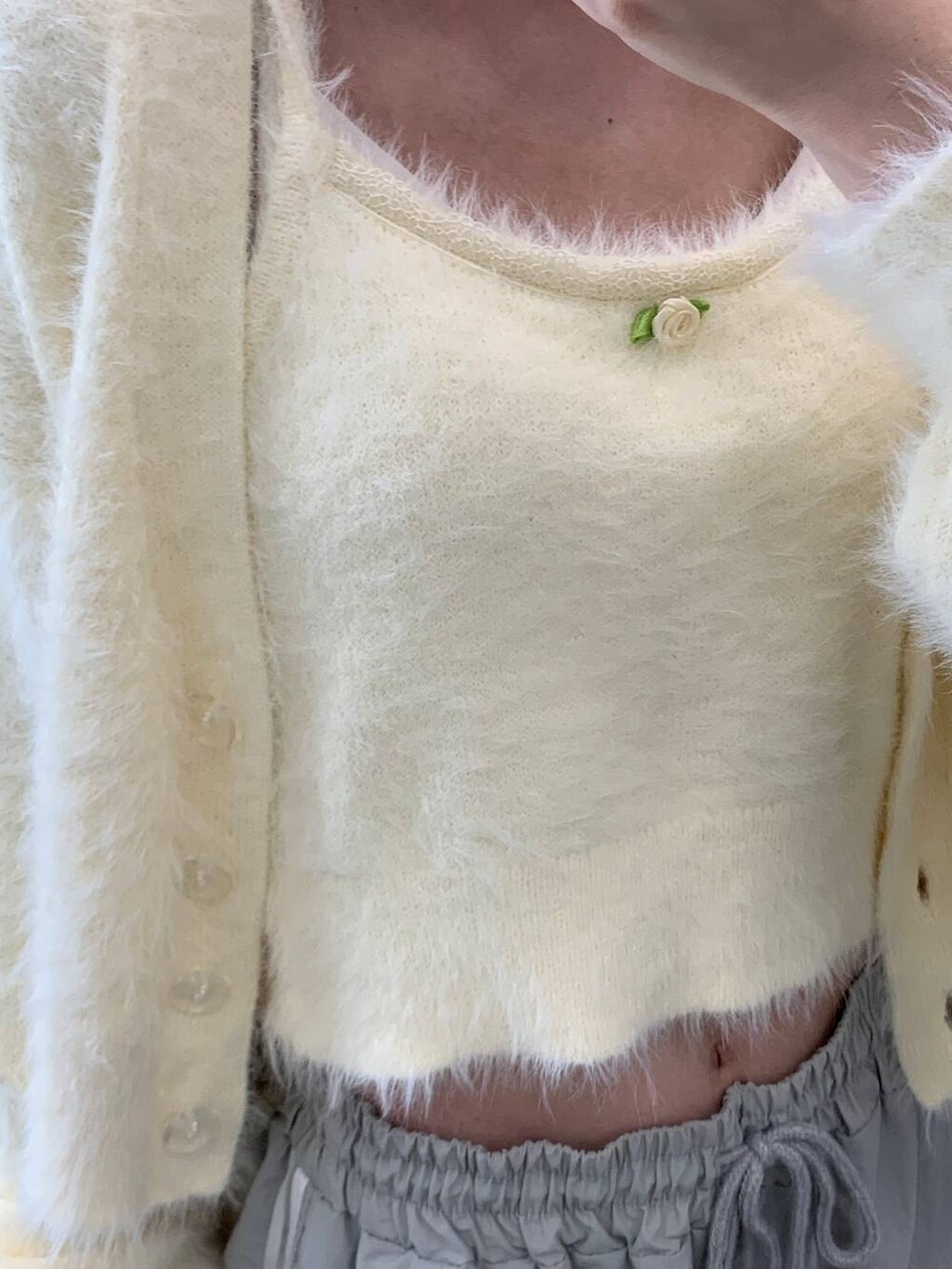 グレー系のその他パンツ、ホワイト系のカーディガン/ボレロを着用したレディースの秋コーディネートの7枚目の写真