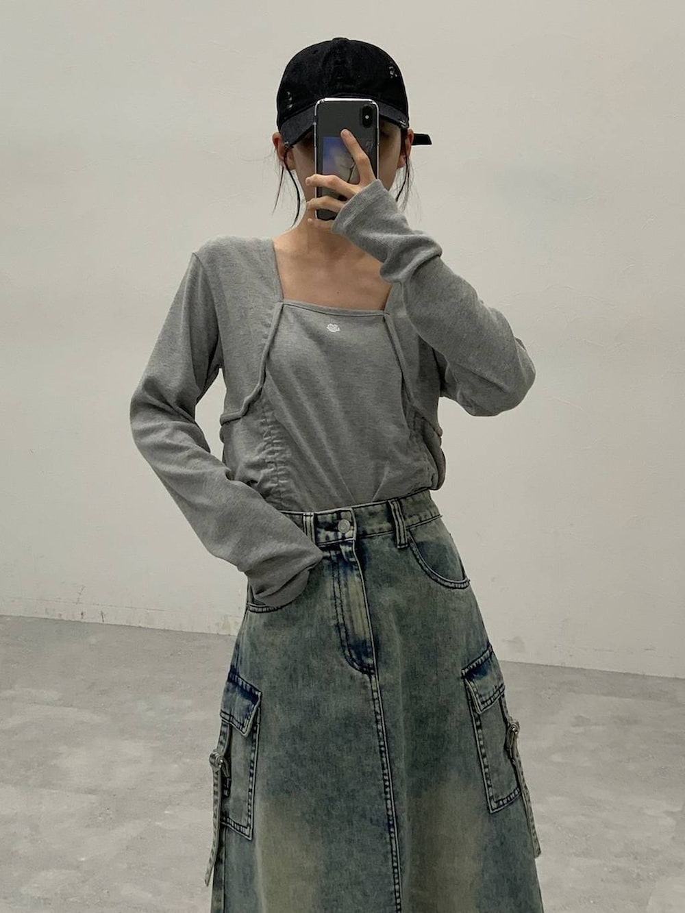 ブラック系のサンダル、ブルー系のデニムスカート、グレー系のTシャツ/カットソーを着用したレディースの秋コーディネートの2枚目の写真