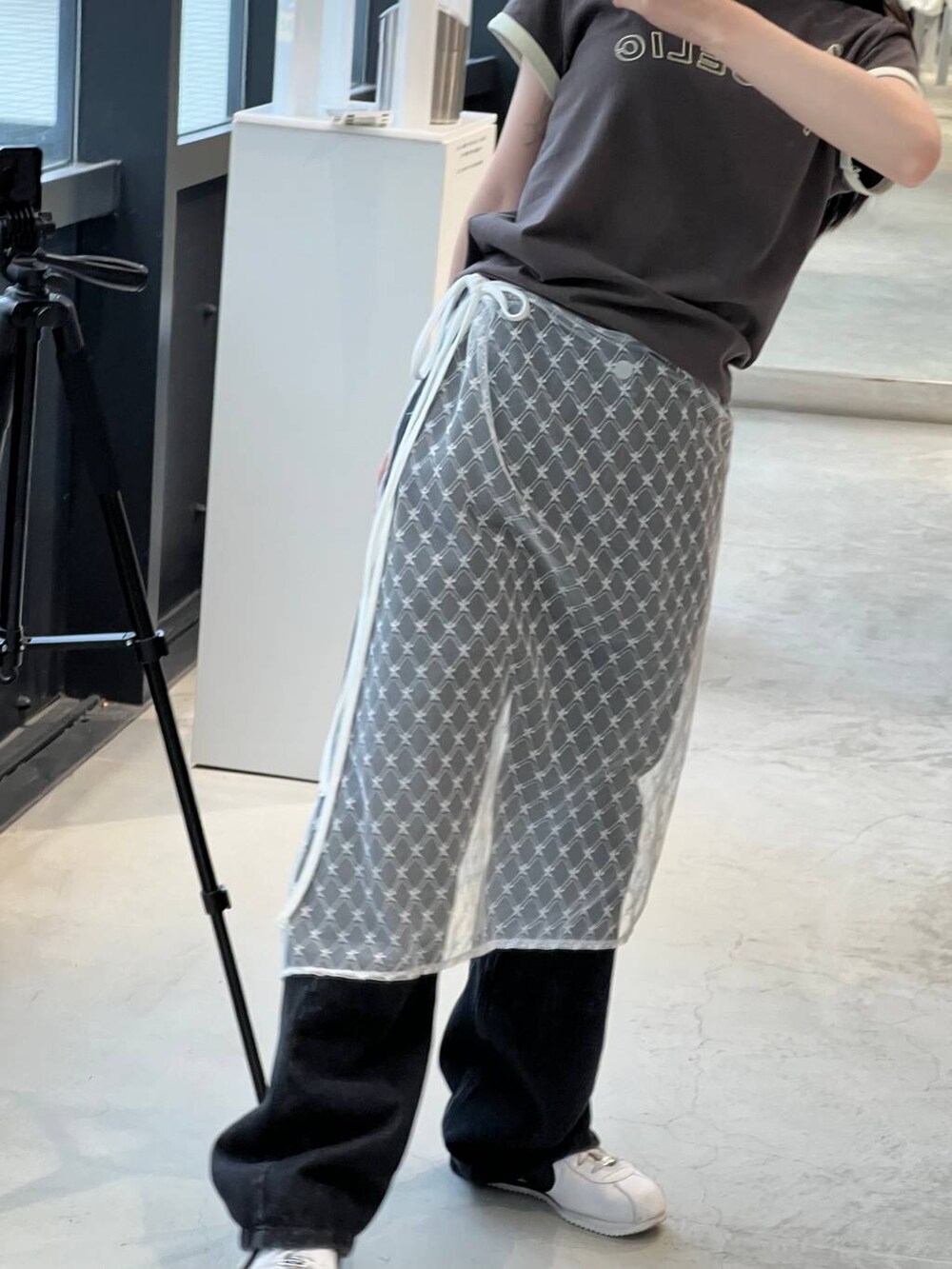 その他のスカート、ブラック系のショルダーバッグ、グレー系のTシャツ/カットソーを着用したレディースの夏コーディネートの2枚目の写真